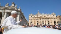 Leone a Piazza San Pietro in papamobile, saluta i fedeli