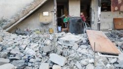 Kinder in einem zerstörten Gebäude im Gazastreifen, 21.5.2025, Agenturbild
