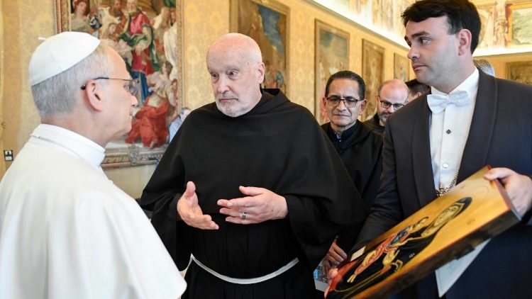 Papa Lav XIV. sa sudionicima generalnih kapitula Društva afričkih misija, Trećeg reda svetoga Franje i odgojiteljima Slugu Branitelja