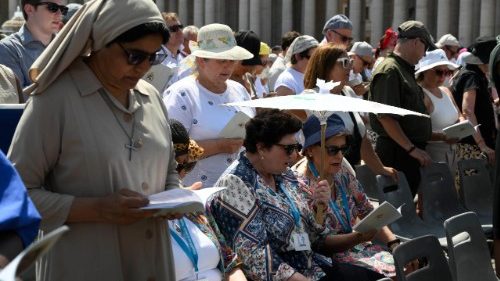 Piazza san Pietro gremita di fedeli per la Messa di Pentecoste e il Regina Caeli con Papa Leone XIV