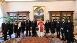 Foto de grupo tras la audiencia del Santo Padre León XIV con el Presidente de la República del Líbano, Joseph Aoun, y su séquito el viernes 13 de junio de 2025.